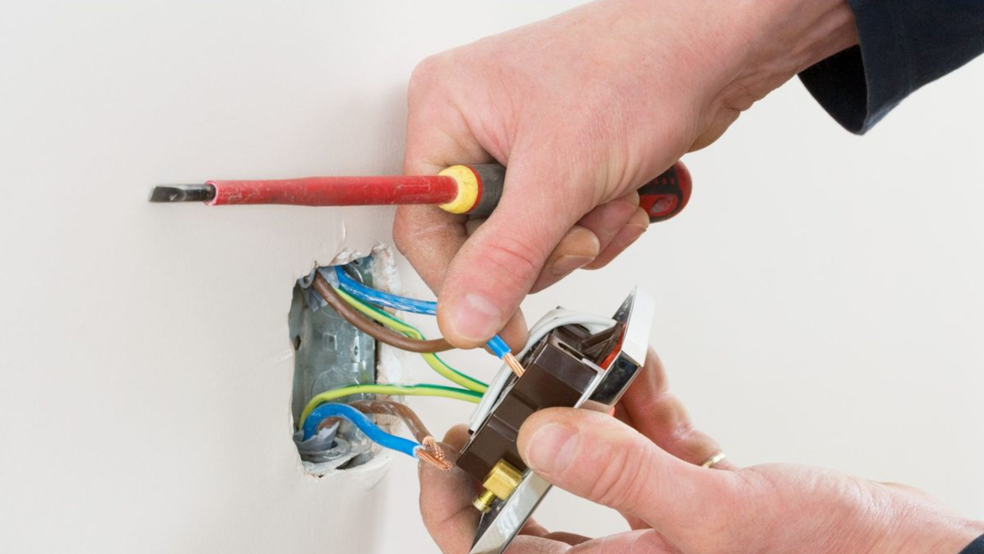 Zuverlässige Elektroarbeiten in Innsbruck Elektroarbeiten Hausmeisterservice Tirol